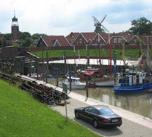 Ditzumer Hafen, Kirchturm und Mühle im Hintergrund