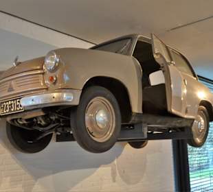 Lloyd-Mobil an der Wand