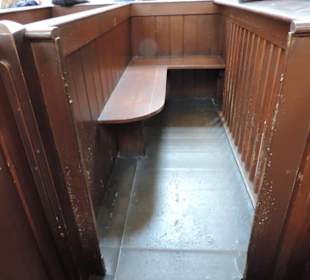 Anklagebank, direkte Verbindung zu den Zellen