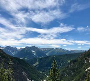 Ganz da unten ist das Almwellness-Hotel