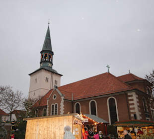 St. Pankratius inmitten der Weihnachtsbuden