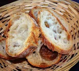 Knuspriges Baguette zum Salat