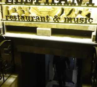 Eingang zum Lokal Elephant