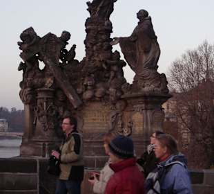 А вот и мост с 30 скульптурами на нем