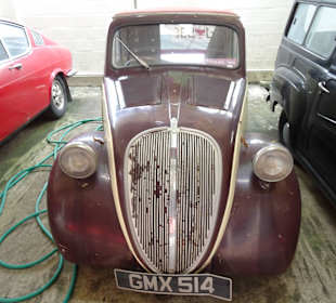 In der Haupthalle des Jesada Fahrzeug Museums