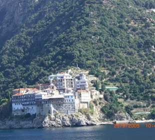Blick auf die Mönchrepublik Athos vom Schiff aus
