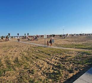 Weitläufiger Strand 300-400 Meter Breite