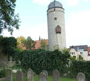 Vorderer Bereich mit Sackturm im Hintergrund