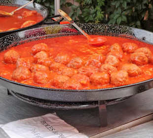 Spezialitäten auf dem Wochenmarkt Argelès-Plage