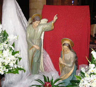 Mariafigur vor dem Hauptaltar