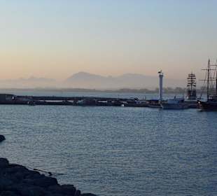 Hafenbecken nach Sonnenuntergang