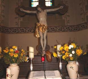 Kruzifix auf dem Choraltar