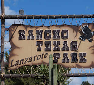 Der Park mit Tieren, Rutschen und "Pool"