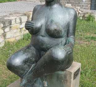 Die Sitzende (Erwartung) hinter dem Kloster