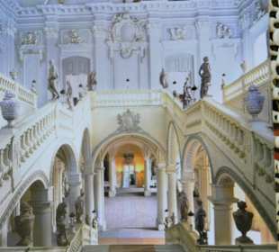 Treppe vom Mittelteil nach unten