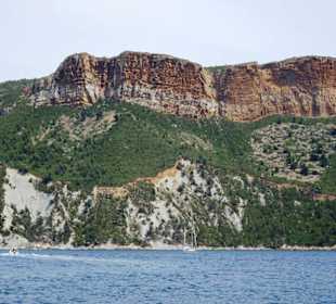 Sicht vom Wasser auf die Route des Crêtes