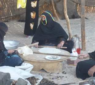 Beduinenfrauen backen Brot für uns 