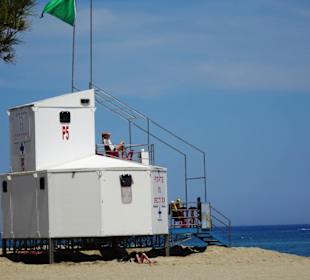 Rettungsstation am Strand der Promenade