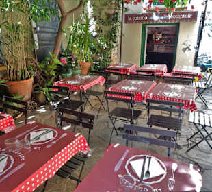 Sitzplätze auf der Terrasse im La Cuisine-Comptoir