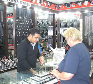 Verkäufer Henry mit Kundin