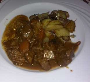 Rindergulasch mit Bratkartoffeln