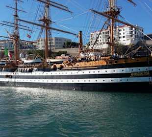 Schiff im Hafen Maó