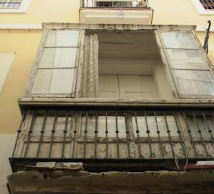 Erstaunt sieht man renovierungsbedürftige Balkone