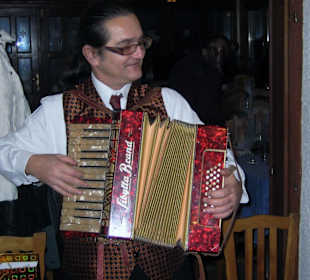 Akkordeonmusik in der Weinstube Arpad