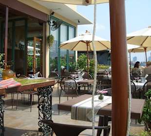 Schöne Terrasse am Fluss