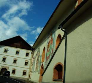 Kirchenhaus vorbei