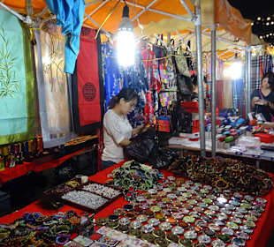 Auf dem Night Markt in Hanoi unterwegs