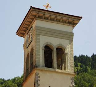 Gut zu sehen der Kirchturm