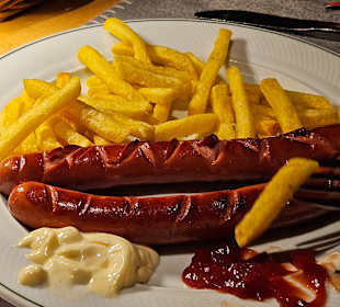 Würstel mit Pommes (aus der Kinderkarte)