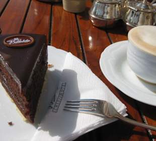 Torte "Hausmarke" und Milchkaffee