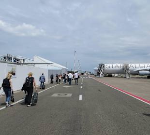 Vom Flieger zum Flughafengebäude