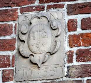 Wappen in der Kirchenmauer