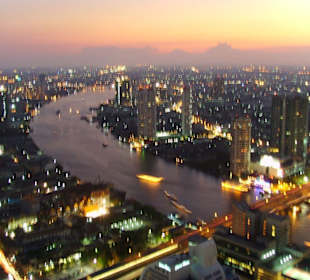 blick aufs nächtliche bangkok vom sirocco