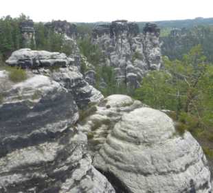 Blick auf die Felslandschaft im Bastei-Massiv