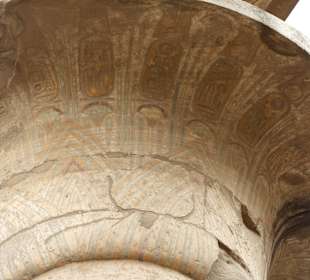 Säule der großen Säulenhalle (teils farbig)