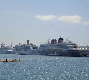 Blick auf den Kreuzfahrthafen
