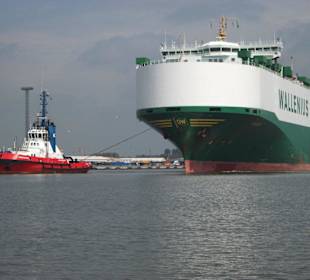 Containerschiff in Bremerhaven