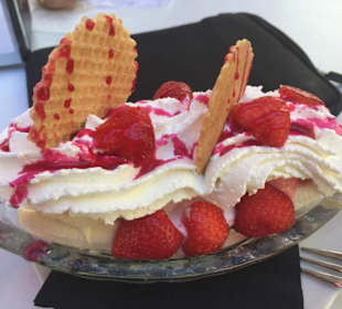 Bananensplitt mit Erdbeeren