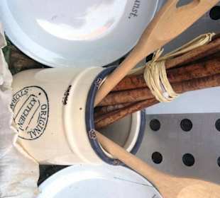 Altes Geschirr Schaukasten