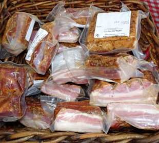 Schinken und Speck auf dem Grünmarkt