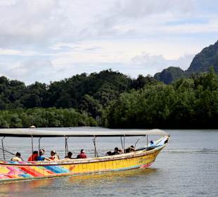 Mit dem Boot unterwegs zum Karstgebirge