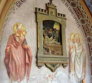 Details von den Arkadengräbern des Stadtfriedhofes