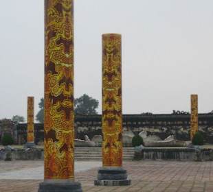 Säulen auf einem großen Platz ...