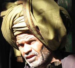 Mann auf dem Obst- und Gemüsemarkt