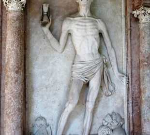 In den Gruftarkaden des Sebastiansfriedhofes