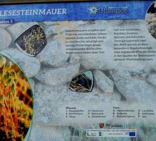 Tafel über Steinmauern